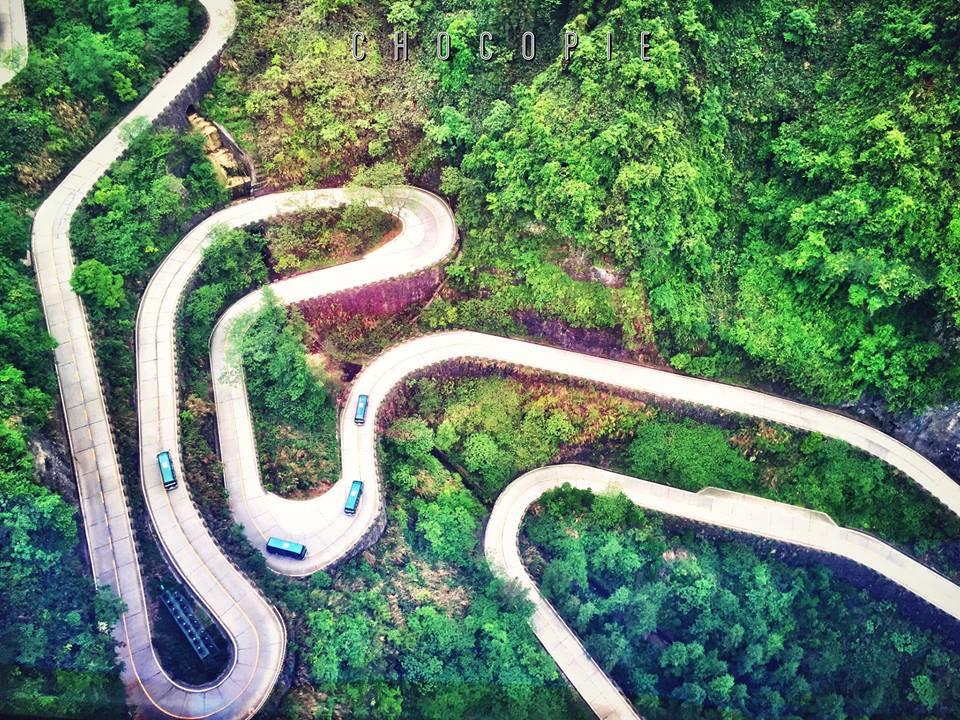 Thêm nữa, Thiên Môn Sơn nổi tiếng với 99 khúc cua khiến các tài xế luôn phải tỉnh táo, tập trung cao độ và đặc biệt cẩn thận khi lái xe.