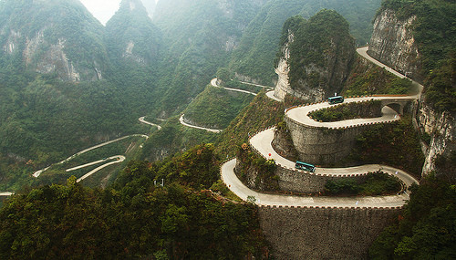 Khi nhìn từ trên cao, cung đường này uốn lượn quanh co giữa thiên nhiên hùng vĩ.