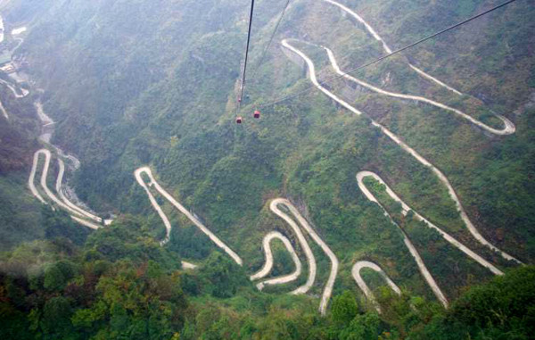 Quá trình xây dựng con đường nguy hiểm này diễn ra từ năm 1998 - 2006.