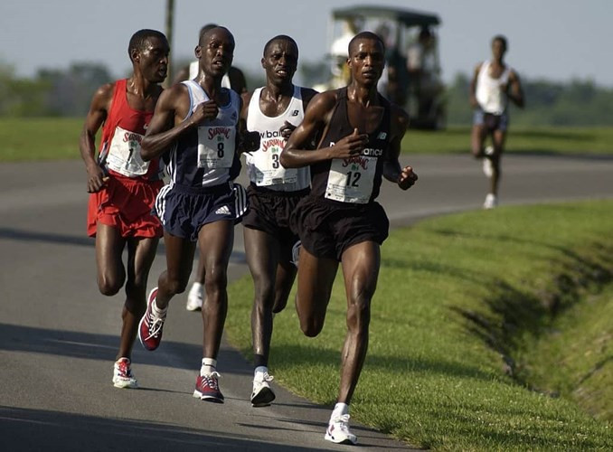 Nhanh và nguy hiểm. Hầu hết các vận động viên chạy nhanh nhất và chạy marathon vĩ đại nhất trên thế giới đều đến từ một bộ lạc ở Kenya có tên là Kalenjins.