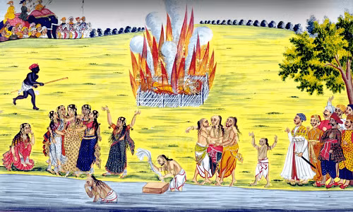 Sati là của phong tục lâu đời của Ấn Độ giáo. Góa phụ buộc phải tự thiêu như một cách hy sinh bản thân để bày tỏ lòng tôn kính với cái chết của chồng.