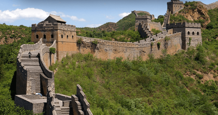 Theo ước tính, khoảng 400.000 người chết trong quá trình xây dựng Vạn Lý Trường Thành vào thế kỷ 3 trước Công nguyên. Đa số nạn nhân là tù nhân.