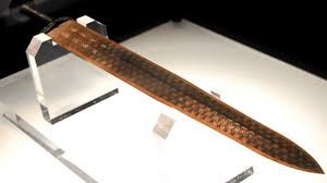 Thanh kiếm của Việt Vương Câu Tiễn bị chôn trong mộ cổ hơn 2 thiên niên kỷ. Các chuyên gia tìm thấy thanh bảo kiếm này trong ngôi mộ ở tỉnh Hồ Bắc, Trumg Quốc năm 1965. Điều khó tin là thanh bảo kiếm này còn gần như nguyên vẹn và vô cùng sắc bén. Cho đến nay, các chuyên gia cố gắng giải mã bí mật về cách rèn kiếm của người xưa.