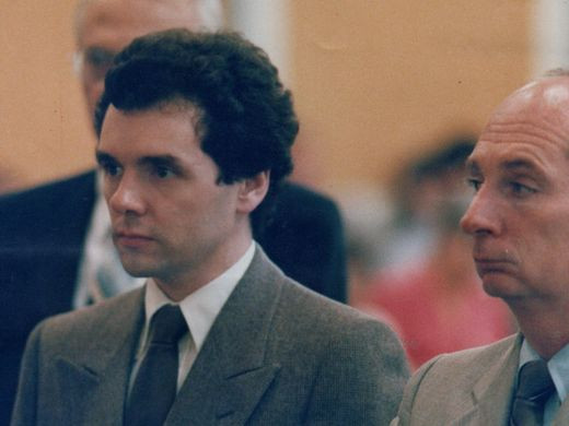 Tội ác của gã sát nhân Harvey bị phát giác khi gã tiêm chất độc cyanide vào ống truyền cho bệnh nhân John Powell, 44 tuổi tại Bệnh viện Drake ngày 7/3/1987.