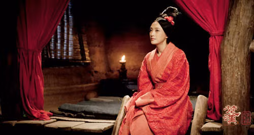 Khi biết chuyện Thích Phu nhân âm mưu đưa con trai do mình sinh ra lên ngôi vị hoàng đế, Lã Hậu đã có màn báo thù rùng rợn. Cụ thể, Lã Hậu sai người chặt toàn bộ tay chân của Thích phu nhân.