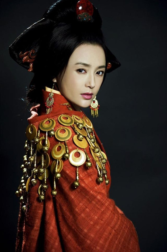 Không những vậy, Thích Phu nhân còn bị móc mắt, đốt tai và bắt uống thuốc biến thành người câm.