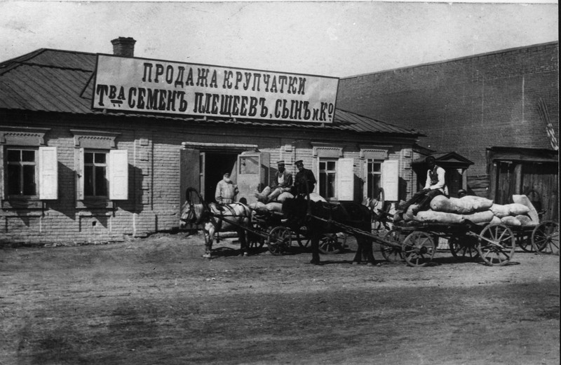 Người dân thị trấn Semipalatinsk trao đổi, mua bán hàng hóa.