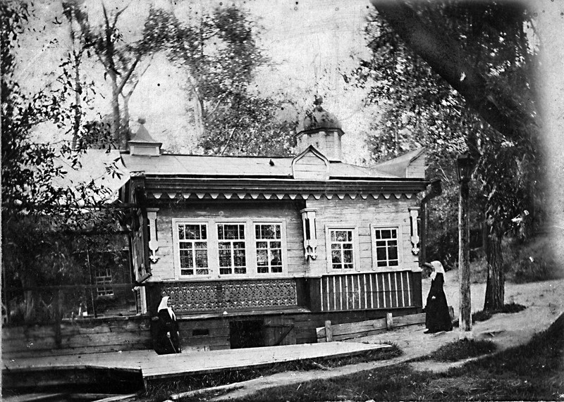 Một tu viện cổ kính được bao quanh bởi những cây xanh khiến nơi đây luôn mát mẻ, thoáng đãng.