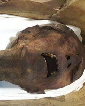 Theo các ghi chép lịch sử, với tội lập mưu giết cha để chiếm ngai vàng, Hoàng tử Pentewere bị đưa ra xét xử và nhận lấy cái chết đầy đau đớn.