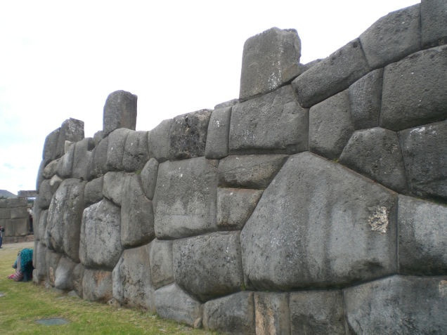 Nằm ở vùng ngoại ô phía bắc của thành phố cổ Cusco (Peru), Sacsayhuaman là một trong những tàn tích nổi tiếng của đế chế Inca. Kiến trúc cổ xưa này từng bị hoài nghi là do người ngoài hành tinh xây dựng nên.