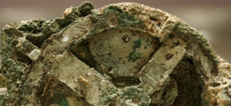 Với những chi tiết này có thể thấy cỗ máy Antikythera vô cùng tân tiến. Do vậy, các chuyên gia tìm hiểu xem ai là người đã tạo ra nó.