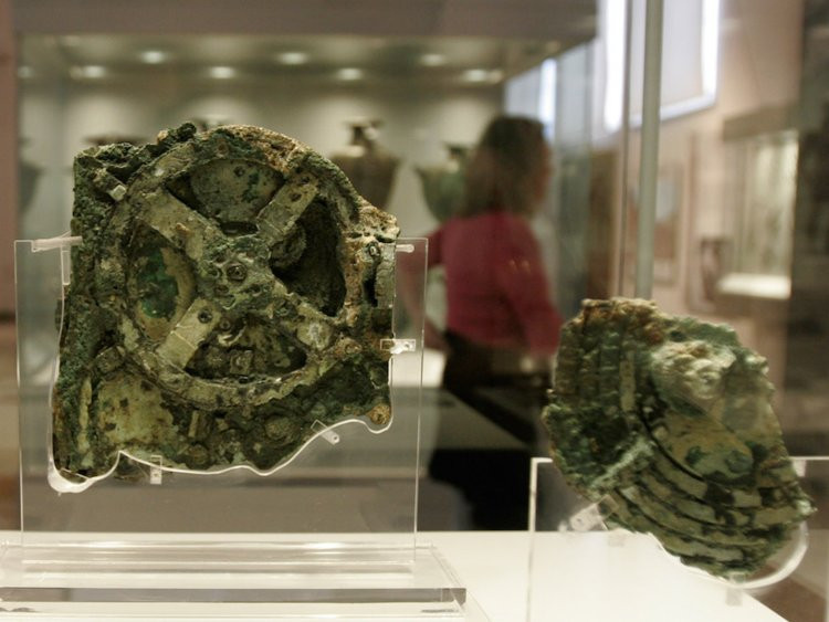 Các nhà khoa học tin rằng, ban đầu cỗ máy Antikythera có 37 bánh răng và 2 bề mặt hình đồng hồ ở đằng trước và đằng sau. Nó được gắn vào một cái hộp gỗ mỏng có kích thước 31,5 x 19 x 10 cm.