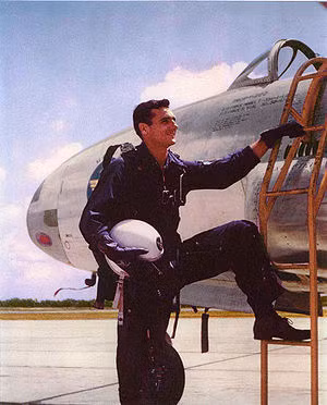 Khi nhìn trên radar, lực lượng phòng không Mỹ phát hiện một vật thể lạ di chuyển với vận tốc gần 800 km/giờ phía trên hồ Superior - hồ gianh giới giữa Mỹ và Canada.