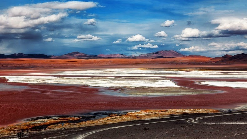 Với chiều dài 10,7 km, rộng 9,6 km, hồ Laguna Colorada có độ sâu trung bình là 35 cm. Nơi sâu nhất của hồ là 1,5m.