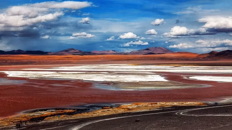 Với chiều dài 10,7 km, rộng 9,6 km, hồ Laguna Colorada có độ sâu trung bình là 35 cm. Nơi sâu nhất của hồ là 1,5m.