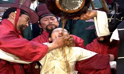 Khác với Viên Hoàng hậu, Hoàng hậu Lý Phượng Nương có những kiểu đánh ghen cay độc. Bất cứ phi tần, mỹ nữ, thậm chí là tì nữ được vua Tống Quang Tông sủng ái đều bị bà hoàng này "xử lý".