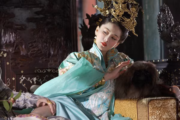 Vì được Trụ Vương sủng ái nên Đát Kỷ không hề kiêng dè khi đánh ghen, hành hạ và giết hại những phi tần, mỹ nữ bằng những chiêu thức hãi hùng như "sai bồn" (cho nạn nhân vào một chậu đầy bọ cạp độc), "bào cách" (bắt tội nhân đi trên cột sắt nung nóng). Những kiểu hành hạ, tra tấn tình địch này đều do Đát Kỷ nghĩ ra. (Ảnh trong bài mang tính minh họa).