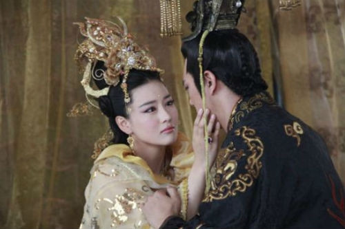 Chưa hả giận, bà hoàng này còn ra lệnh bỏ đôi tay trên vào trong một chiếc hộp gấm thật đẹp trước khi mang đến tặng cho vua Tống Quang Tông. Kể từ đó, các cung nữ không dám có ý định quyến rũ hoàng đế vì sợ Lý hoàng hậu đánh ghen và có thể bị mất mạng một cách dễ dàng.