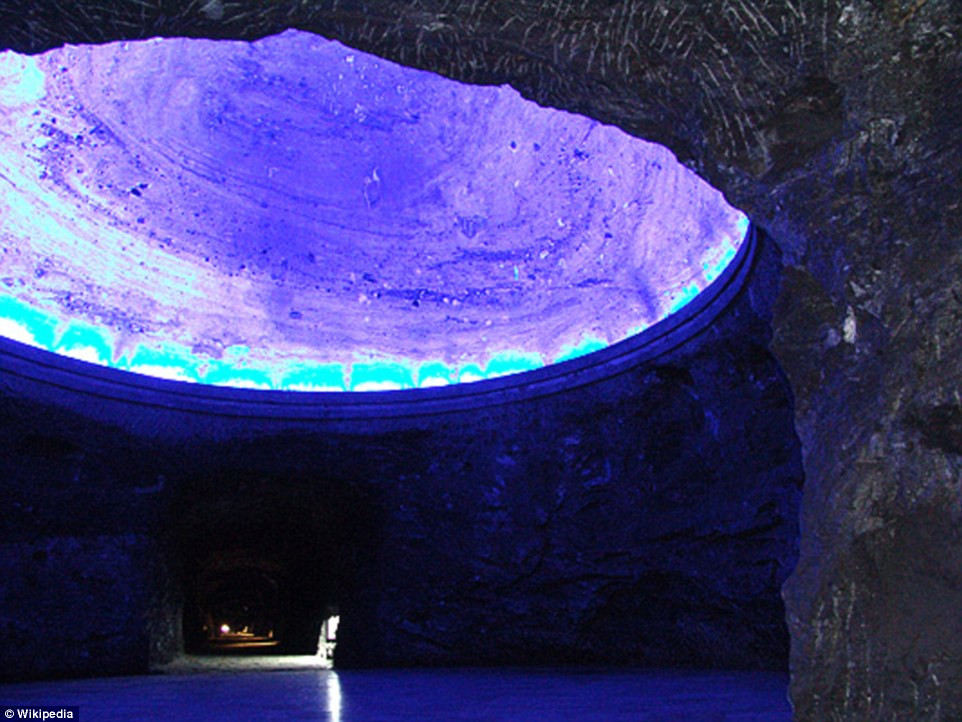 Nằm trong một mỏ muối cũ, những người thợ thủ công đã đào hơn 250.000 tấn muối để tạo nên nhà thờ muối Zipaquirá có sức chứa 10.000 người.