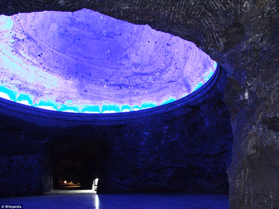 Nằm trong một mỏ muối cũ, những người thợ thủ công đã đào hơn 250.000 tấn muối để tạo nên nhà thờ muối Zipaquirá có sức chứa 10.000 người.