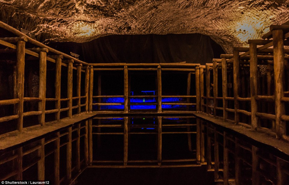 Thêm nữa, bên trong nhà thờ có một quán cafe phục vụ khách du lịch để mọi người có thể thưởng thức ly cà phê Colombia khi nhiệt độ trung bình ở đây luôn ở mức 14 độ C.