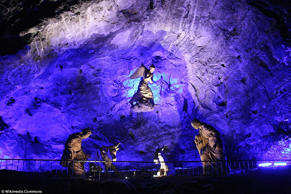 Ánh đèn tím và xanh được dùng để thắp sáng cho nhà nhờ muối Zipaquirá khiến công trình này trở nên độc đáo và ấn tượng hơn.