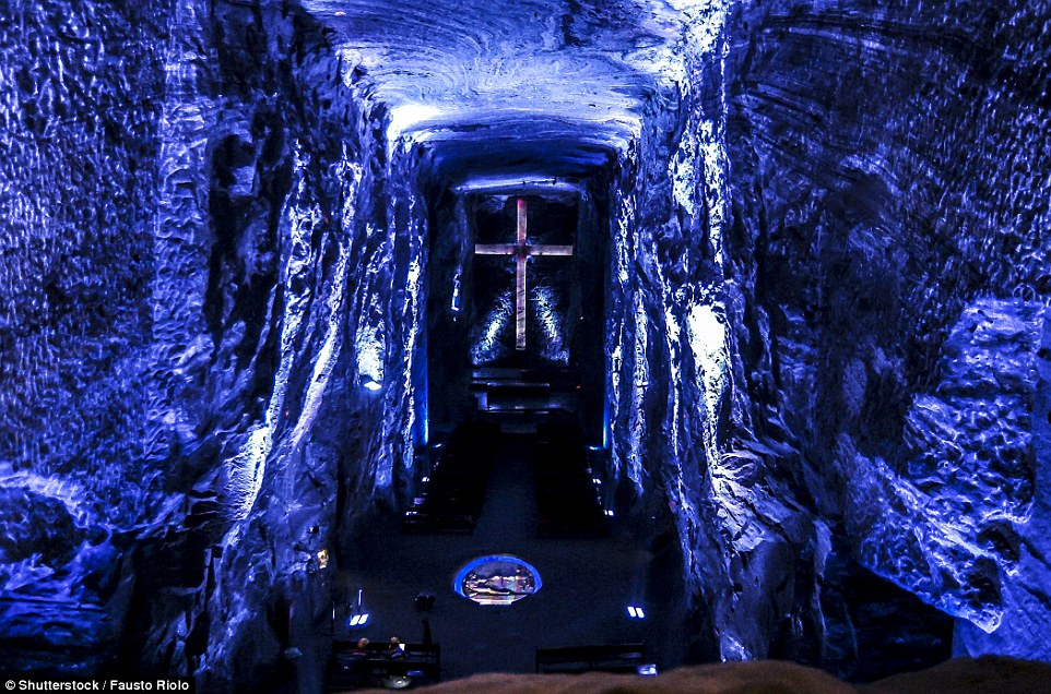 Nhà thờ muối Zipaquirá nổi tiếng thế giới là nhà thờ nằm sâu dưới lòng đất gần 180m. Công trình này tọa lạc ở ở phía Bắc Bogota, Colombia.