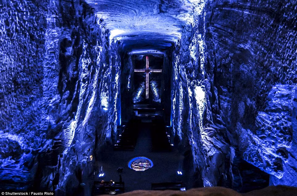 Nhà thờ muối Zipaquirá nổi tiếng thế giới là nhà thờ nằm sâu dưới lòng đất gần 180m. Công trình này tọa lạc ở ở phía Bắc Bogota, Colombia.