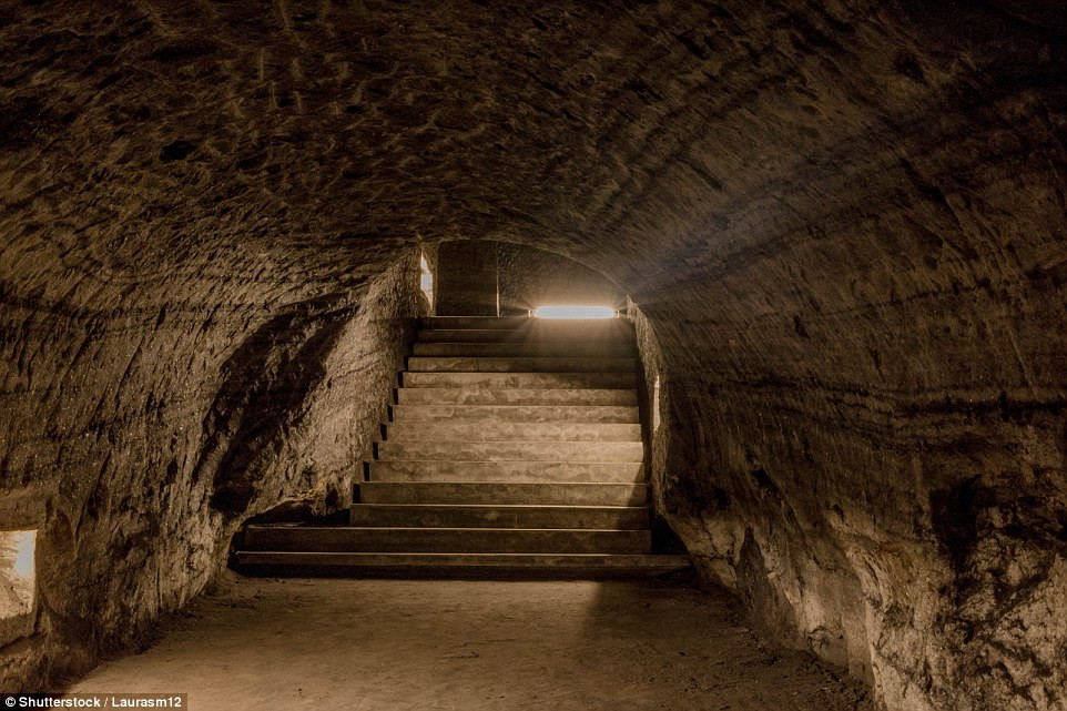 Nhà thờ muối Zipaquirá từng bị đóng cửa năm 1992 sau khi chính quyền cho nhận định cấu trúc của nhà thờ quá bấp bênh và có nguy cơ sụp đổ.