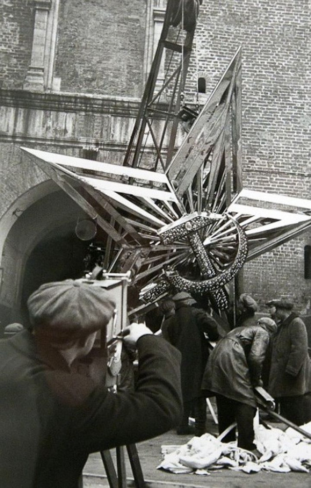 Nhân dịp kỷ niệm 20 năm Cách mạng tháng Mười Nga (1917 - 1937), 4 ngôi sao trên được thay thế bằng 4 ngôi sao làm từ thủy tinh hồng ngọc.