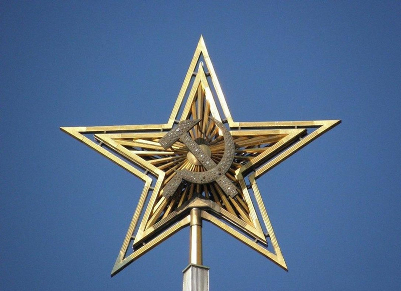 Bên trong các ngôi sao được trang bị những bóng đèn và được thắp sáng suốt ngày đêm. Các ngôi sao trên tháp Kremlin không sợ mất điện vì có hệ thống cấp điện riêng. Thêm nữa, các chuyên gia thường xuyên kiểm tra hoạt động của chúng.