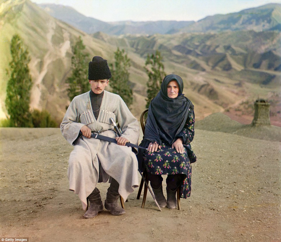 Trong thời gian từ năm 1905 - 1915, Sergey Prokudin-Gorsky đã đến nhiều nơi trên lãnh thổ Nga thực hiện bộ ảnh về đất nước, con người cũng như những phong tục truyền thống của người dân địa phương. Trong ảnh là người đàn ông Daghestani chụp ảnh cùng vợ trong trang phục truyền thống ở dãy núi Caucasus.
