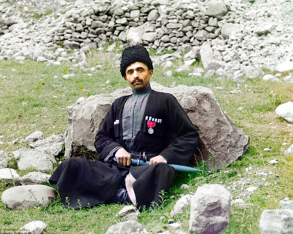 Người đàn ông mặc trang phục truyền thống của người Hồi giáo dòng Sunni ở Daghestan năm 1910.