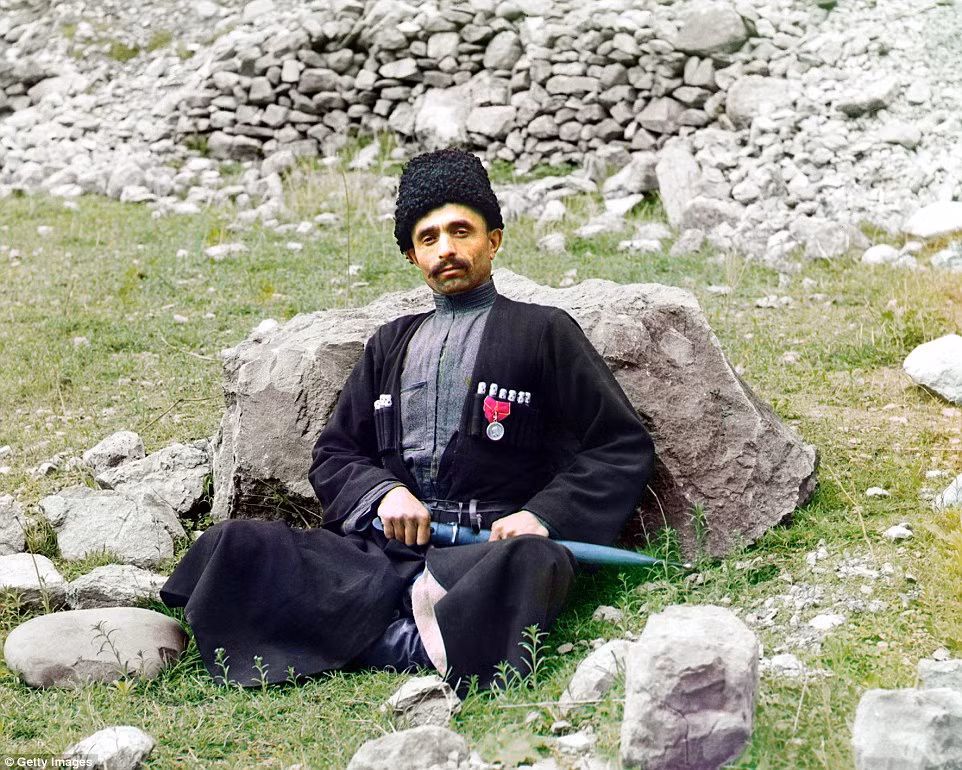 Người đàn ông mặc trang phục truyền thống của người Hồi giáo dòng Sunni ở Daghestan năm 1910.