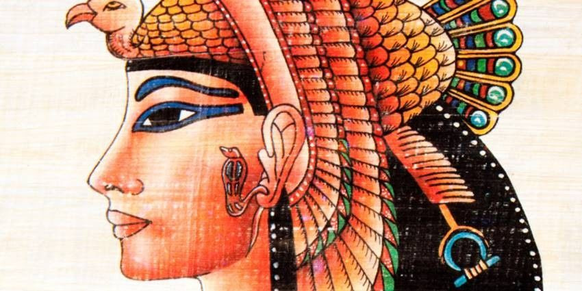 Một trong những bí quyết làm đẹp của Nữ hoàng Cleopatra nổi tiếng Ai Cập cổ đại là dùng nước hoa hồng lau mặt vào mỗi sáng, trước khi trang điểm, buổi tối và trước khi đi ngủ.