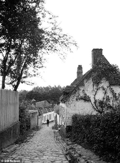 Con đường lát sỏi cổ kính ở Montreuil-Sur-Mer, Pháp.