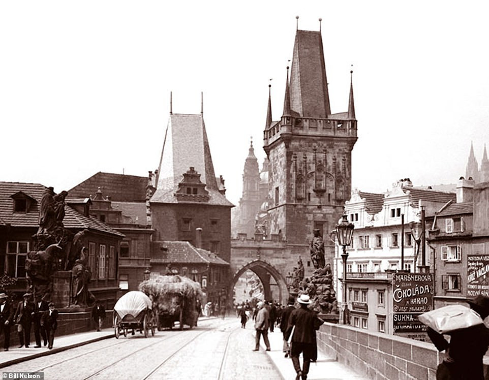 Người dân đi bộ qua cây cầu Charles nổi tiếng ở thành phố Praha. Cây cầu bắc qua sông Vltava.