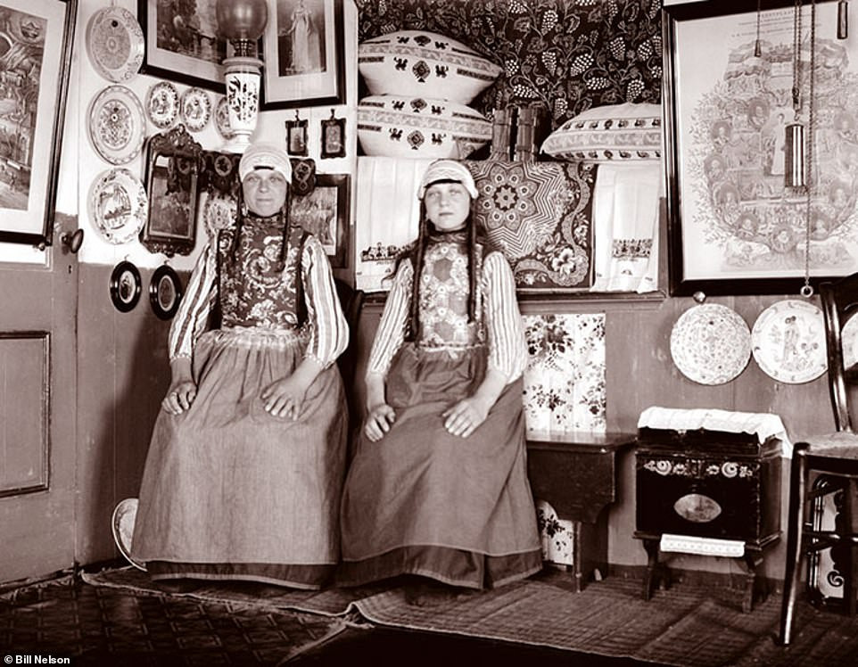 Hai thiếu nữ ở Marken, Hà Lan.