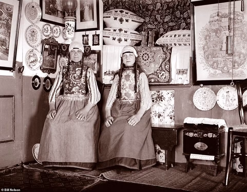 Hai thiếu nữ ở Marken, Hà Lan.