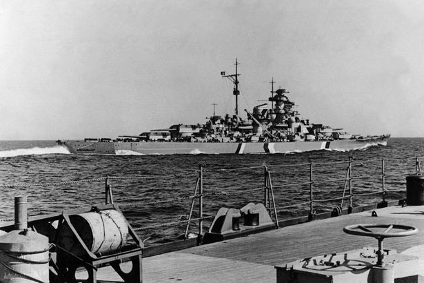 Hậu quả là chiến hạm lớn nhất của Đức quốc xã chìm xuống đáy biển sau 3 giờ chiến đấu ác liệt với lực lượng Anh. Mời độc giả xem video: Tiếp tục truy tìm tội phạm chiến tranh thời phát xít Đức (nguồn: VTC14)