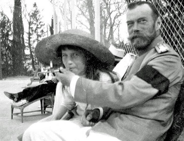 Sa hoàng Nicholas II bên con gái - công chúa Anastasia năm 1916.