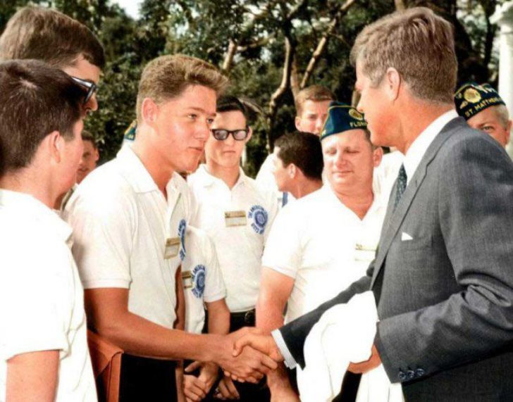 Năm 1963, Bill Clinton (khi ấy 16 tuổi) đã có cuộc gặp và vinh dự khi bắt tay với Tổng thống Jonhn F. Kennedy tại Nhà Trắng.