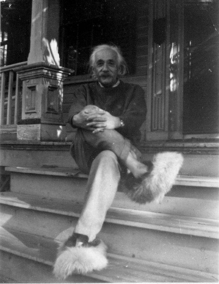 Nhà bác học thiên tài Albert Einstein ngồi người cửa nhà. Ông được đánh giá là một trong những người thông minh nhất lịch sử.
