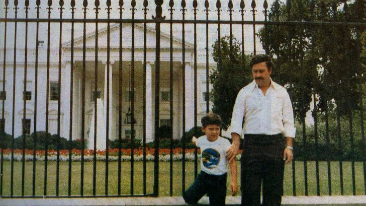 Trùm ma túy khét tiếng lịch sử Pablo Escobar chụp ảnh cùng con trai trong chuyến thăm Nhà Trắng hồi đầu những năm 1980.