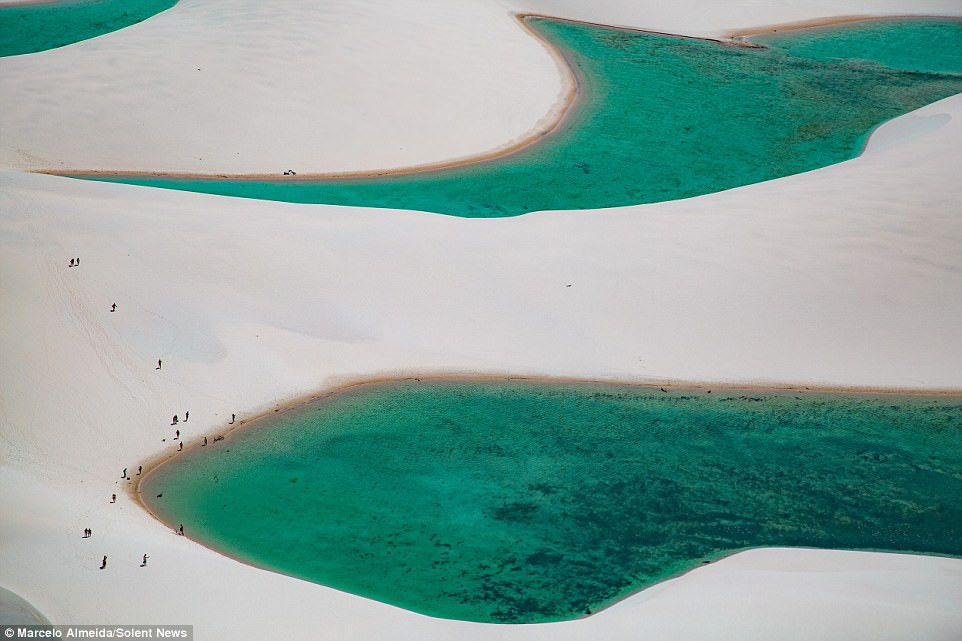 Sa mạc ở công viên quốc gia Lençóis Maranhenses, Brazil nổi tiếng với hàng ngàn hồ nước tuyệt đẹp nằm giữa những đụn cát trắng tinh. Những hồ nước này có làn nước xanh biếc và trong vắt. Nhiệt độ thường xuyên ở mức 30 độ C nên rất nhiều du khách thích bơi lội tại địa điểm tuyệt đẹp này.