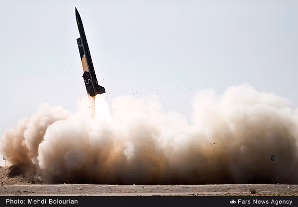 Tên lửa đạn đạo Nazeat-10 rời bệ phóng.