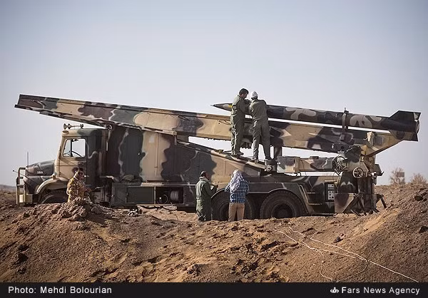 Các binh sĩ kiểm tra bệ phóng tên lửa.