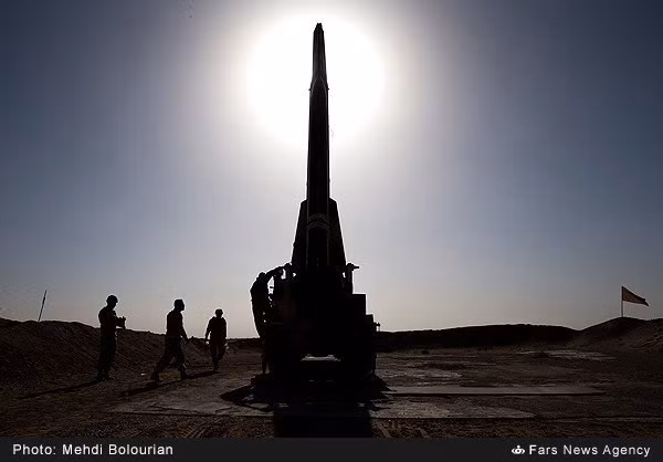 Bệ phóng tên lửa đạn đạo Nazeat-10 trước giờ khởi bắn.