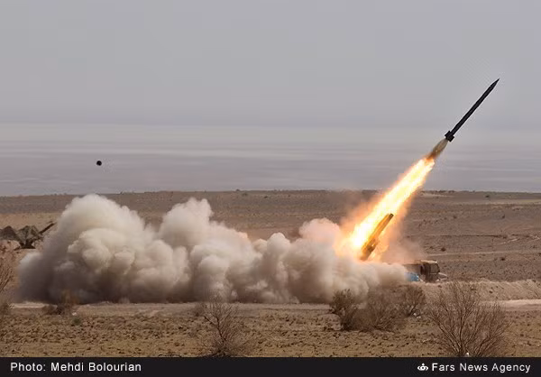 Theo các nguồn tin, Quân đội Iran đã bắn thử hai quả Nazeat-10 với tầm bắn đạt tới 140km.