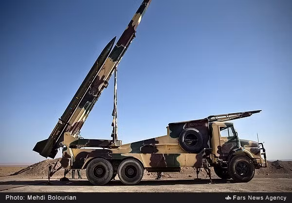 Khung bệ cơ sở bệ phóng tên lửa Nazeat-10 là xe vận tải 6x6 bánh Mercedes-Benz.